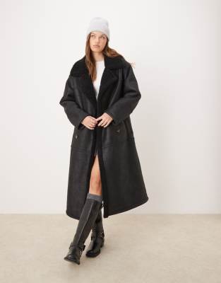 ASOS DESIGN - Verstärkter Longline-Trenchcoat in Schwarz mit Teddyfell