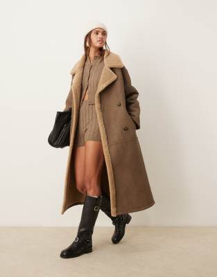 ASOS DESIGN - Verstärkter Longline-Trenchcoat in Vintage-Braun mit Teddyfell-Brown