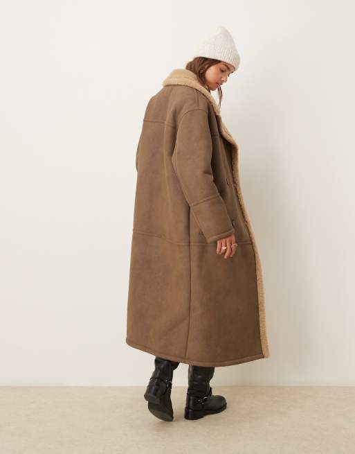 ASOS DESIGN Verstarkter Longline Trenchcoat in Vintage Braun mit Teddyfell