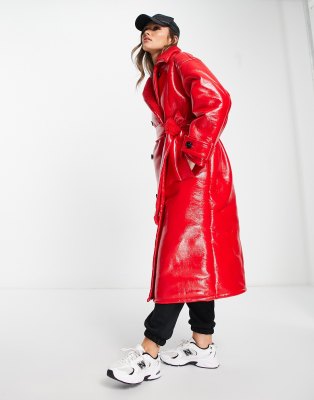 ASOS DESIGN - Verstärkter Oversize-Trenchcoat in Rot aus Vinyl und Teddyfell