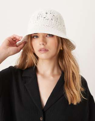 ASOS DESIGN – Verstaubarer Anglerhut in weißer Strohoptik mit floralem Häkelmotiv - view 1