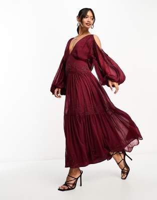 ASOS DESIGN - Verziertes, gestuftes Midikleid in Dunkelrot mit Schulterausschnitten