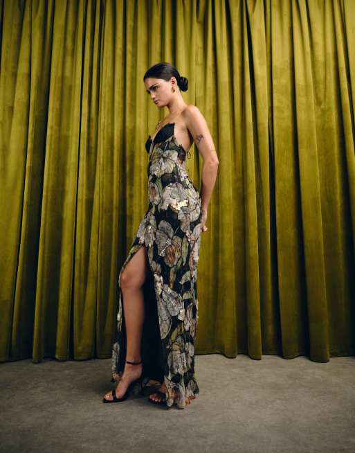 ASOS DESIGN – Verziertes Maxikleid aus Spitze mit Wimpernborte, Schlitz und Blumenmuster auf dunklem Grund, 4 von 4