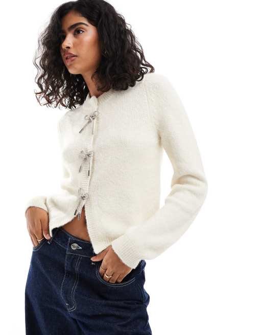 ASOS DESIGN - Vest met ronde hals, nette pasvorm en strikknoopjes met siersteentjes in crème