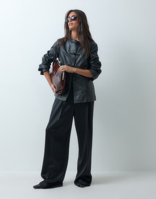 ASOS DESIGN veste ajustée en cuir véritable avec fermetures brandebourg noire, 2 de 4