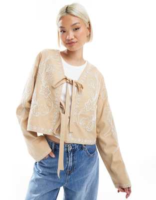 ASOS DESIGN - Veste courte brodée avec liens noués à l'avant - Taupe-Pas de couleur