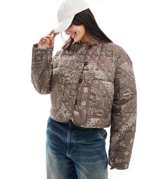 ASOS DESIGN - Veste courte matelassée sans col à imprimé bandana - Chocolat - view 1