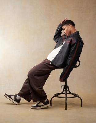 ASOS DESIGN - Veste de motard oversize coupe carrée en similicuir avec bandes bordeaux - Noir