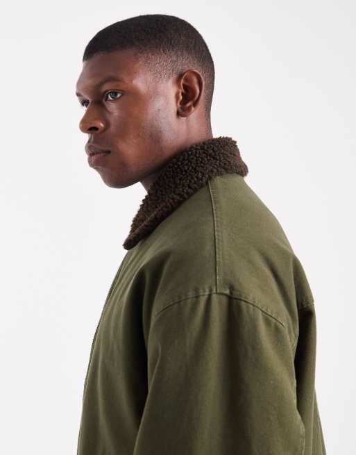 ASOS DESIGN - Veste d'entraîneur avec col contrastant en imitation peau de mouton - Vert olive, 4 de 5