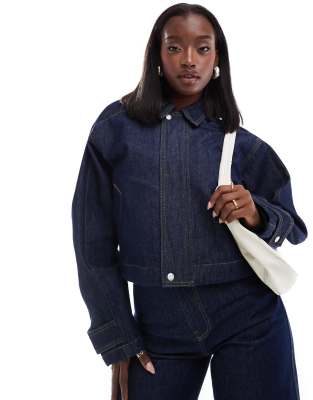 Veste au design réfléchi