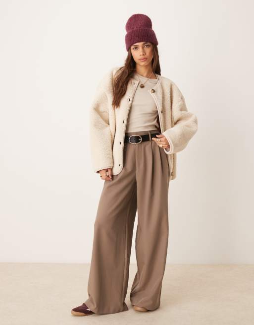ASOS DESIGN - Veste en imitation peau de mouton à liseré en suédine - Crème, 2 de 4