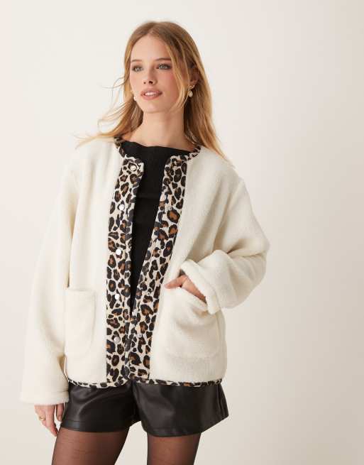 ASOS DESIGN - Veste en imitation peau de mouton avec bordures à imprimé léopard - Crème, 2 de 4