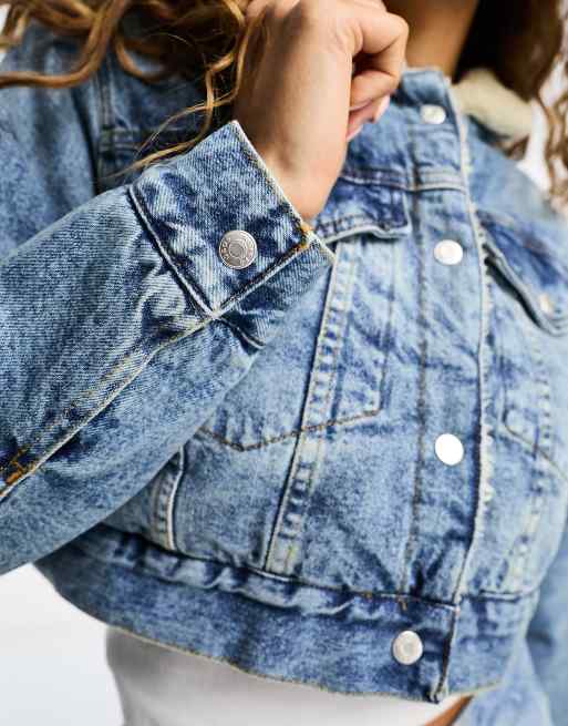 ASOS DESIGN - Veste en jean courte avec imitation peau de mouton - Bleu moyen délavé, 3 de 4