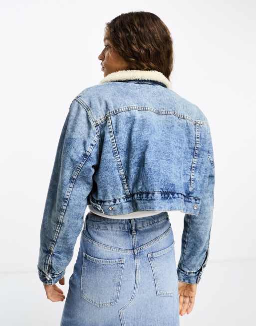 ASOS DESIGN - Veste en jean courte avec imitation peau de mouton - Bleu moyen délavé, 4 de 4