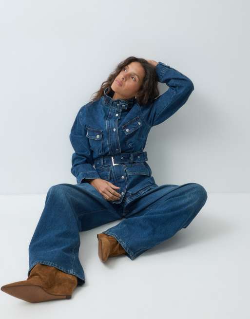 ASOS DESIGN veste en jean utilitaire à col cheminée avec ceinture, délavage bleu moyen, 2 de 5