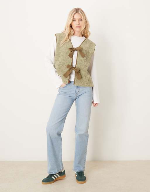 ASOS DESIGN - Veste sans manches imitation peau de mouton avec rubans noués - Vert sauge, 2 de 4