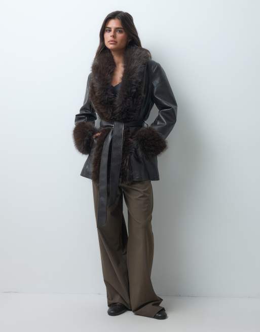 ASOS DESIGN veste trench avec bordures en faux-fur marron foncé, 3 de 4