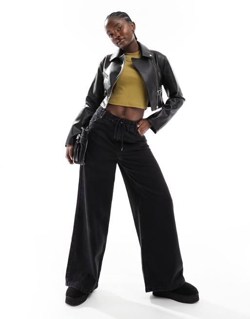 ASOS DESIGN - Veste ultra courte en similicuir avec détails dorés - Noir