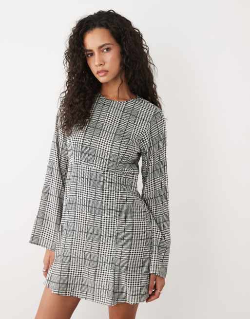 ASOS DESIGN - Vestido corto a cuadros monocromáticos de manga larga, 4 de 4