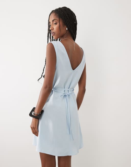 ASOS DESIGN - Vestido corto azul claro con cuello halter de pico de mezcla de lino, 3 de 4