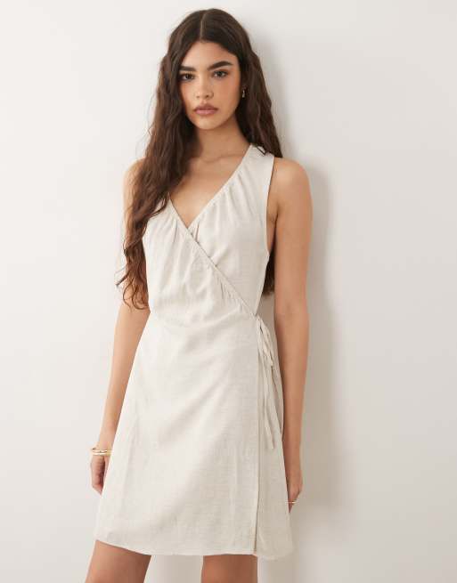 ASOS DESIGN - Vestido corto beis cruzado con cuello halter de mezcla de lino, 2 de 4