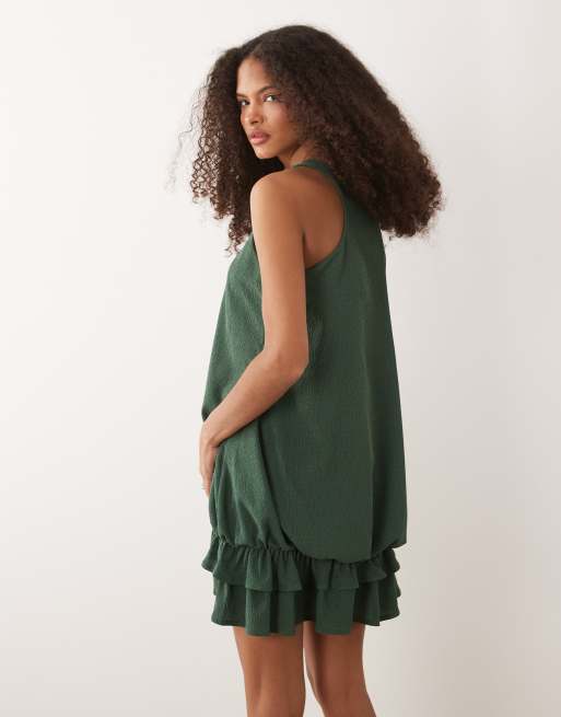 ASOS DESIGN - Vestido corto caqui con cuello ancho y sobrefalda de tejido texturizado, 4 de 4