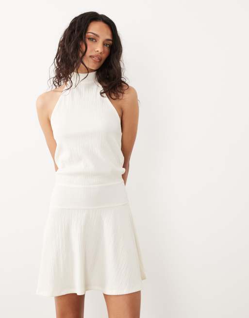ASOS DESIGN - Vestido corto color crudo con cuello halter de tejido texturizado, 2 de 4