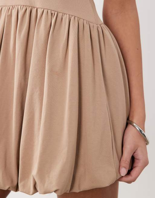 ASOS DESIGN - Vestido corto color topo sin mangas con bajo abullonado de canalé, 4 de 4