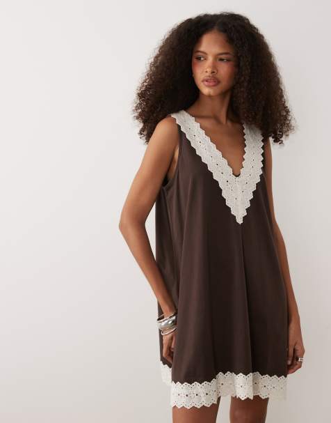 ASOS DESIGN - Vestido corto marrón acampanado con ribete de encaje blanco - view 1