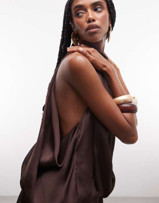 ASOS DESIGN - Vestido corto marrón chocolate a capas con cuello halter de satén abullonado, 2 de 8