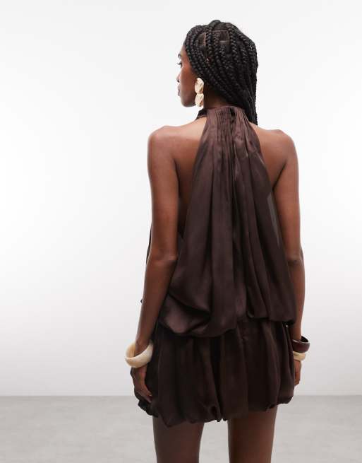 ASOS DESIGN - Vestido corto marrón chocolate a capas con cuello halter de satén abullonado, 4 de 8
