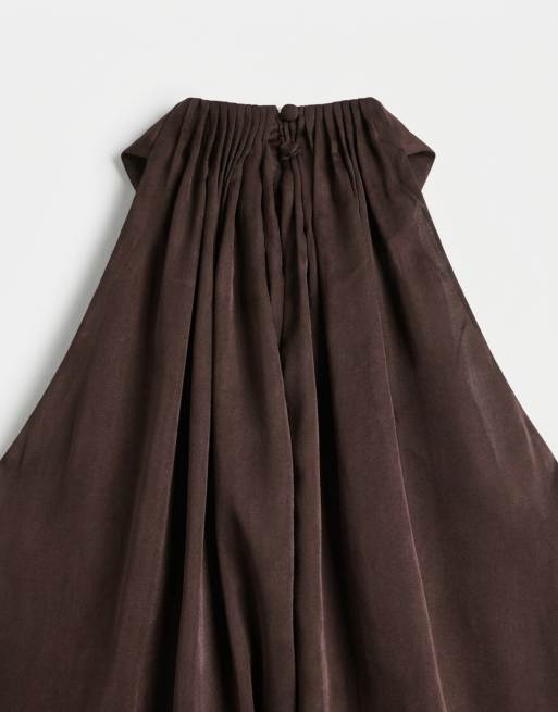 ASOS DESIGN - Vestido corto marrón chocolate a capas con cuello halter de satén abullonado, 8 de 8