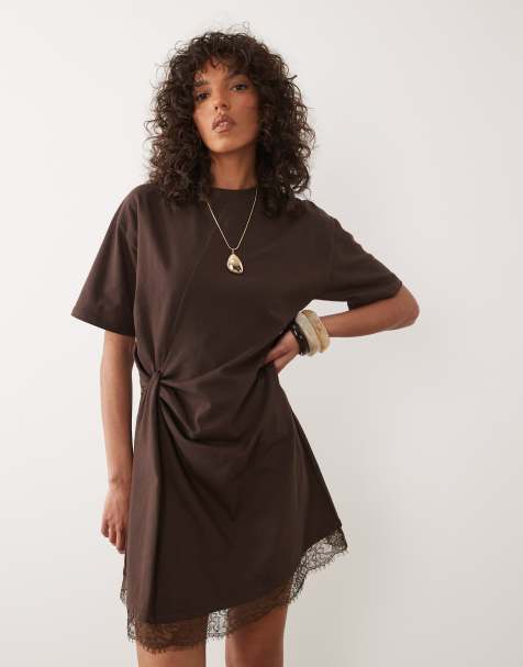 ASOS DESIGN - Vestido corto marrón chocolate con cintura cruzada y bajo de encaje - view 1