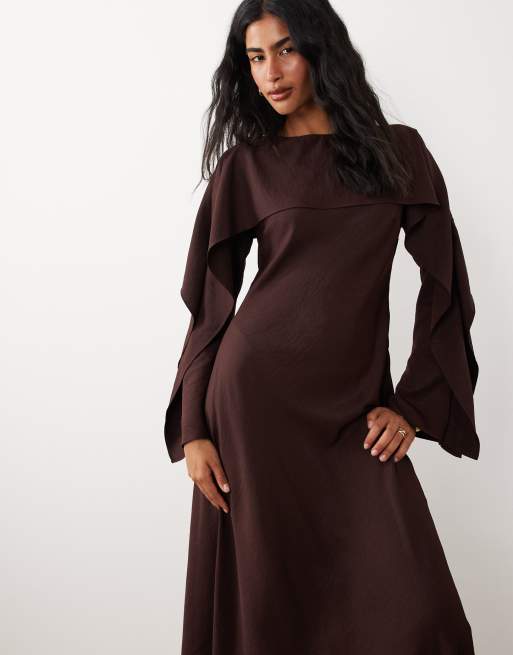 ASOS DESIGN - Vestido largo color berenjena con falda de godets y capa, 3 de 4