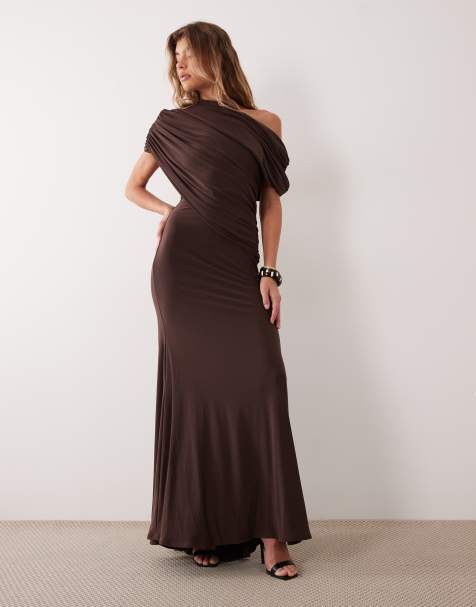 ASOS DESIGN vestido largo con hombros descubiertos, detalle cruzado en el cuerpo y cola en chocolate - view 1
