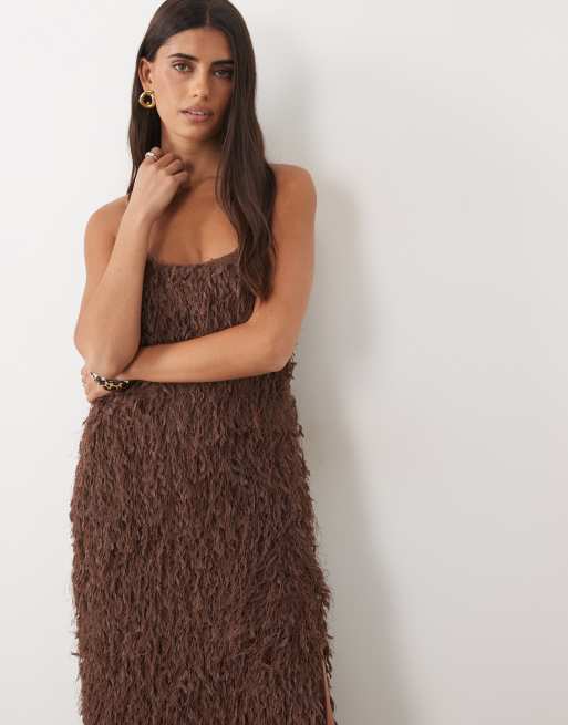 ASOS DESIGN vestido largo de plumas sintéticas en chocolate, 2 de 4