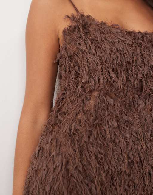 ASOS DESIGN vestido largo de plumas sintéticas en chocolate, 4 de 4