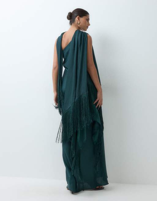 ASOS DESIGN vestido largo de satén con escote Bardot y flecos con fular en verde oscuro, 3 de 5