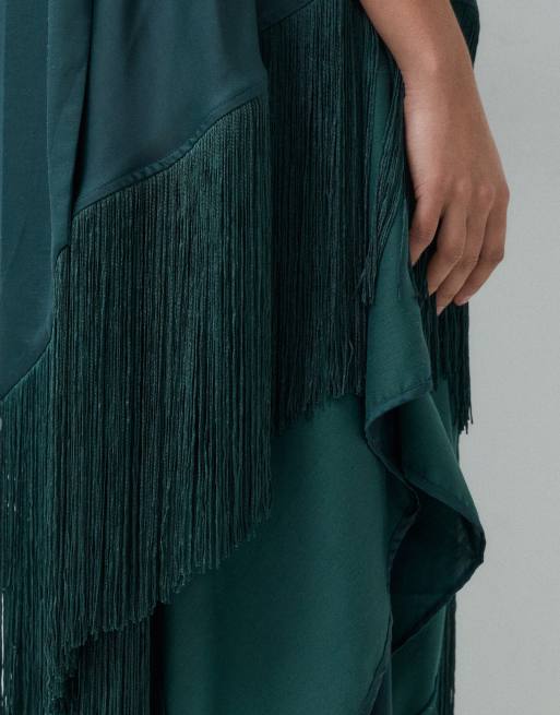 ASOS DESIGN vestido largo de satén con escote Bardot y flecos con fular en verde oscuro, 4 de 5
