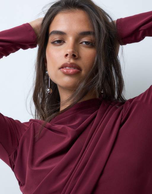 ASOS DESIGN vestido largo fluido cruzado de cuello alto en burdeos, 2 de 5