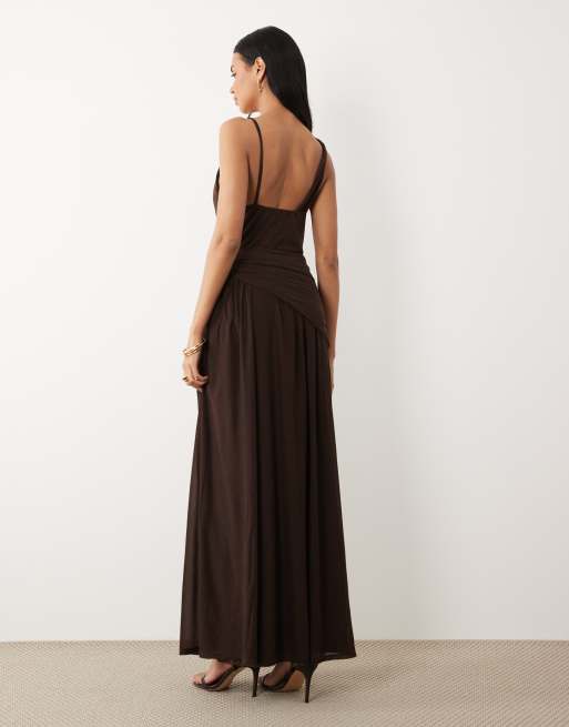 ASOS DESIGN - Vestido largo marrón asimétrico elástico con cuello desbocado drapeado de chifón, 4 de 4