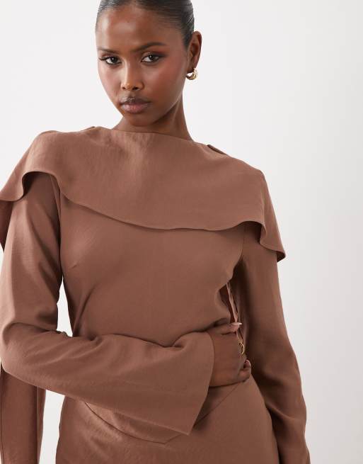 ASOS DESIGN - Vestido largo marrón cacao con detalle de capa tipo fular, 2 de 4