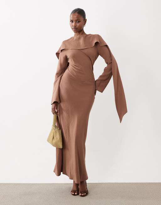 ASOS DESIGN - Vestido largo marrón cacao con detalle de capa tipo fular, 3 de 4