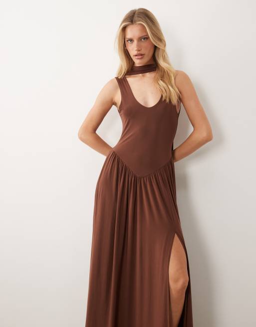 ASOS DESIGN - Vestido largo marrón chocolate ceñido con detalle de fular, 3 de 4