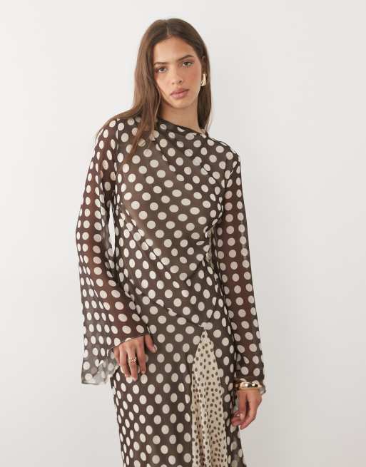 ASOS DESIGN - Vestido largo marrón con estampado de lunares y cuello barco de chifón, 3 de 4