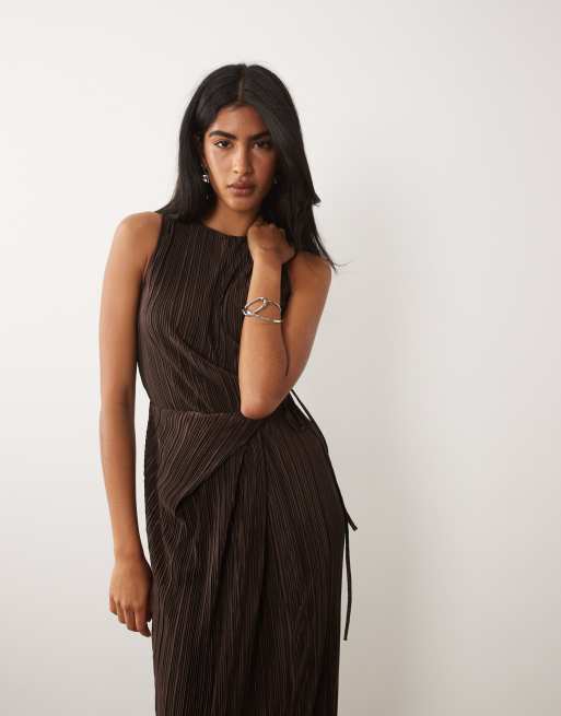 ASOS DESIGN - Vestido largo marrón plisado sin mangas con lazada delantera envolvente, 2 de 4