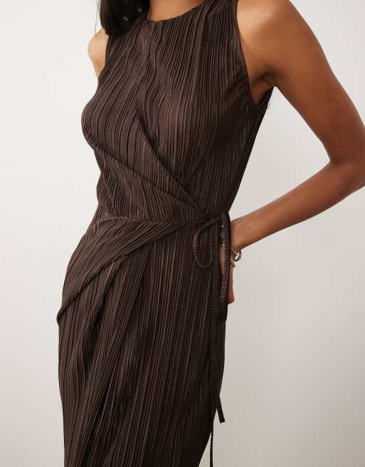 ASOS DESIGN - Vestido largo marrón plisado sin mangas con lazada delantera envolvente, 4 de 4