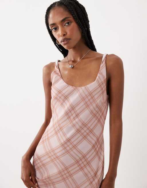 ASOS DESIGN - Vestido largo rosa a cuadros de corte al bies con godets de chifón, 3 de 4