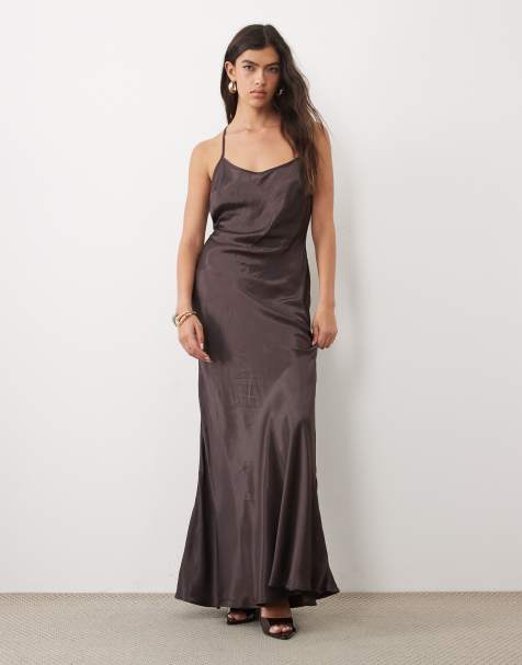 ASOS DESIGN vestido largo satinado sin espalda con tiras en T en chocolate - view 1