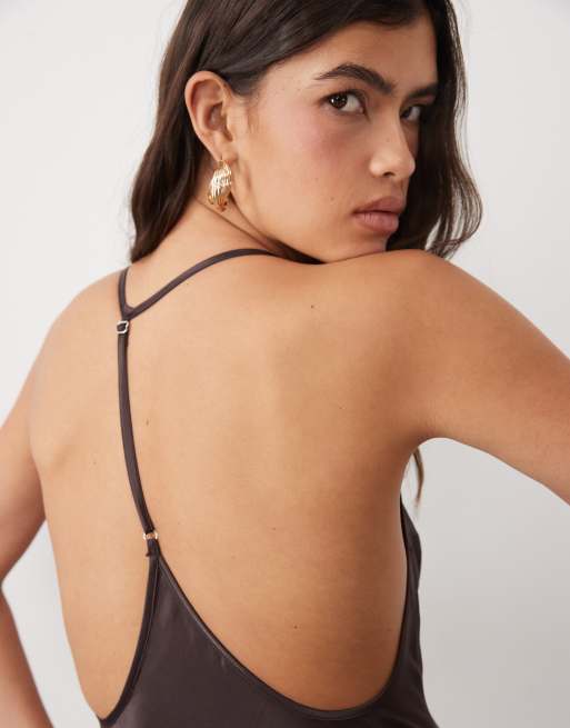 ASOS DESIGN vestido largo satinado sin espalda con tiras en T en chocolate, 2 de 4